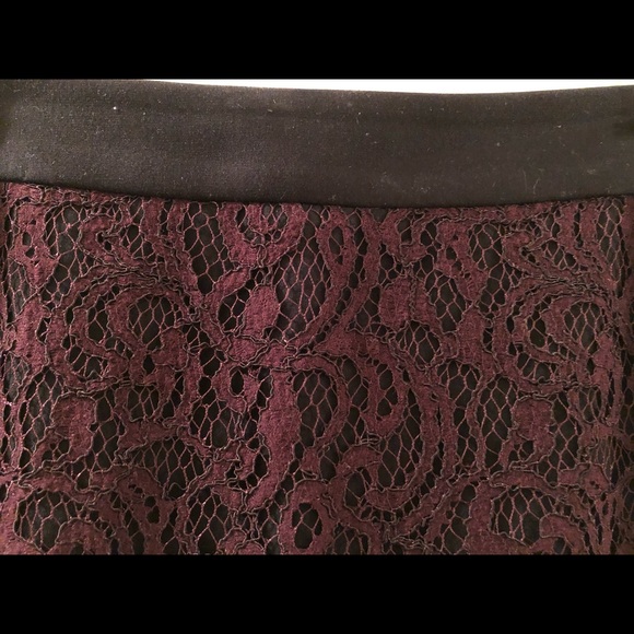 Loft elegant lace skirt over a satin lining - Picture 2 of 2